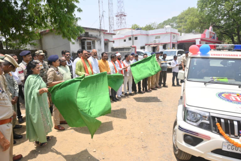 CG : जिले को मिली हाईटेक सुरक्षा की नई ताकत रू स्वास्थ्य मंत्री श्याम बिहारी जायसवाल ने डायल-112 नेक्स्ट जेन सेवा को दिखाई हरी झंडी