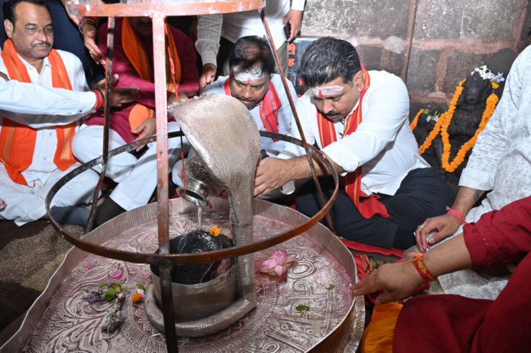 CG : उप मुख्यमंत्री विजय शर्मा, वन मंत्री केदार कश्यप एवं सांसद संतोष पाण्डेय ने भोरमदेव मंदिर में की पूजा-अर्चना