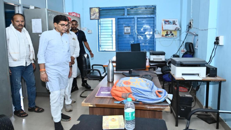 CG : शैक्षणिक और गैर-शैक्षणिक स्टाफ अनिवार्य रूप से निर्धारित समय पर महाविद्यालय में उपस्थित रहें-मंत्री टंक राम वर्मा
