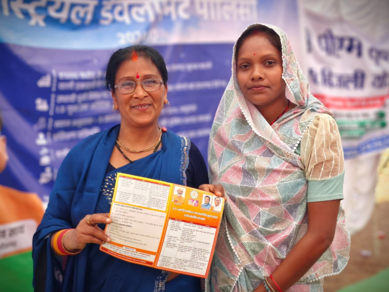 CG : सास ने सुशासन तिहार में बनवाया बहू का श्रमिक कार्ड, मौके पर काम होने से खिले चेहरे