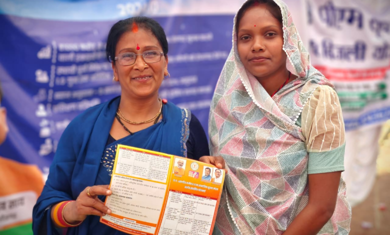 CG : सास ने सुशासन तिहार में बनवाया बहू का श्रमिक कार्ड, मौके पर काम होने से खिले चेहरे