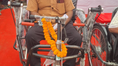 CG : हादसे की हार, हौसले की जीत: नर्मदा प्रसाद को मिला शासन की योजनाओं का संबल
