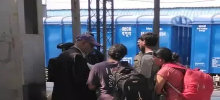 CG : रेलवे को चूना लगाने वाले 400 लोग गिरफ्तार, बिना टिकट यात्रा करते पकड़ाए