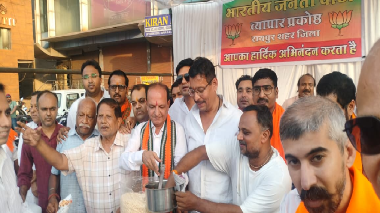 CG : जयस्तंभ चौक पर भाजपा का जश्न, जीत पर बांटी गई झालमुड़ी…