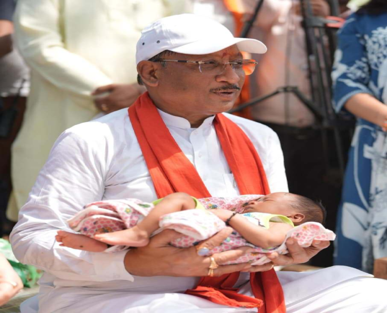 CG : सीएम साय ने किया बच्चे का नामकरण, 'रविशंकर' नाम से गूंजा गांव का आंगन…