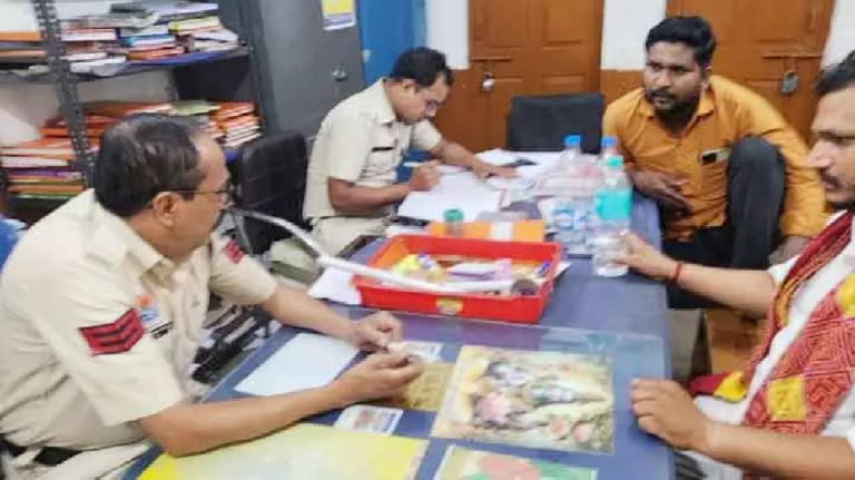 CG : थाने को कमीशन देने पहुंचा माफिया! बैठने का तरीका ऐसा कि मानो सेटिंग है तगड़ी...