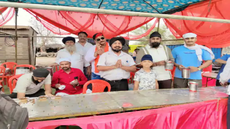 राजनांदगांव : गुरू अर्जन देव साहेब की याद में शरबत बांटे…