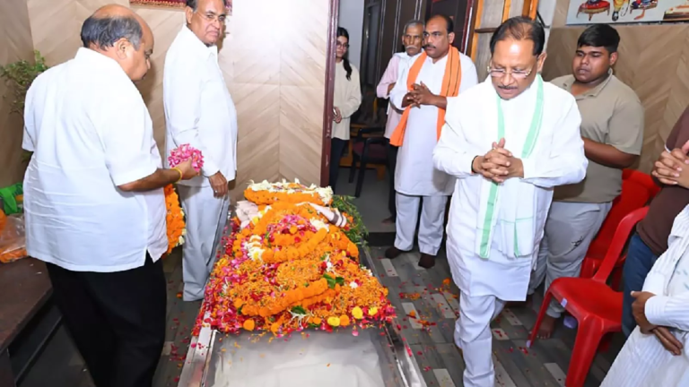 CG : CM साय ने रूपनारायण सिन्हा के निवास पहुँचकर उन्हें श्रद्धांजलि दी