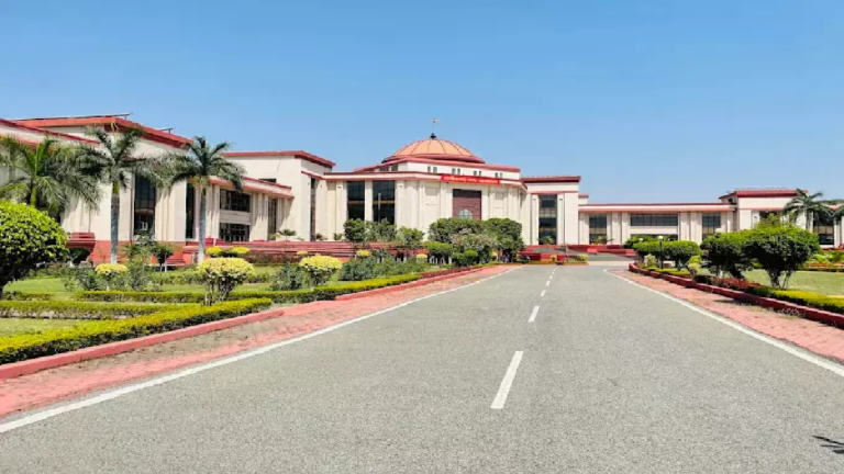 CG : निलंबन पर सीधे हाईकोर्ट पहुंचीं हेडमास्टर