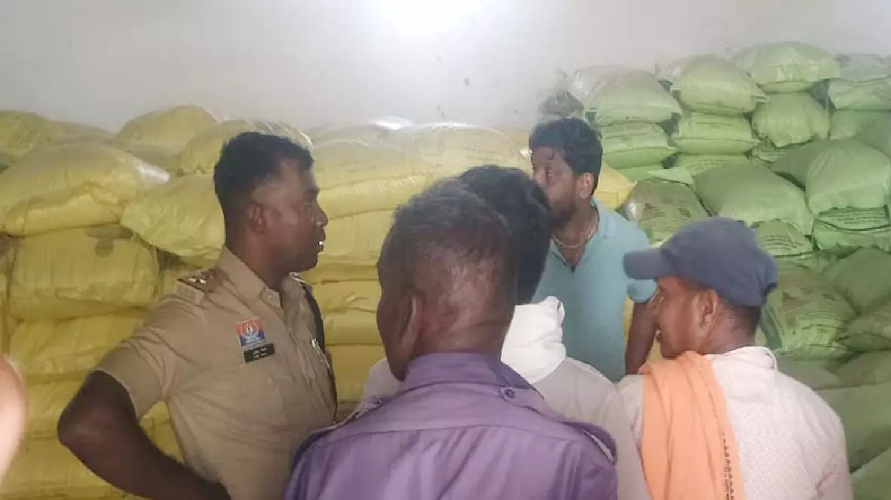 CG : खाद चोरी, डॉग स्क्वाड लेकर सहकारी गोदाम पहुंची पुलिस