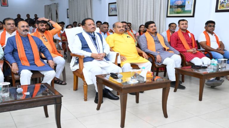 CG : ’मन की बात में गूंजा छत्तीसगढ़ का गौरव: मुख्यमंत्री विष्णुदेव साय ने कहा – यह प्रदेश की प्रतिभा और विरासत को राष्ट्रीय सम्मान मिलने का क्षण’