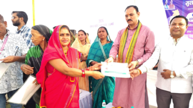 CG : मझौली शिविर में सविता को मौके पर मिला आयुष्मान कार्ड, ग्रामीणों की समस्याओं का हुआ त्वरित निराकरण
