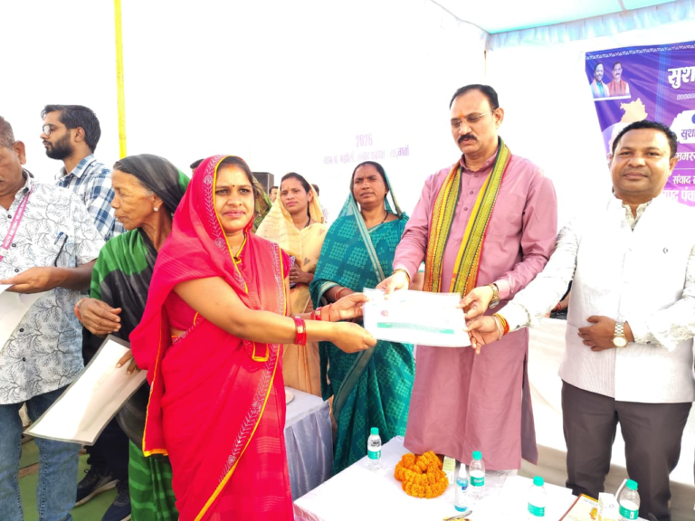 CG : मझौली शिविर में सविता को मौके पर मिला आयुष्मान कार्ड, ग्रामीणों की समस्याओं का हुआ त्वरित निराकरण