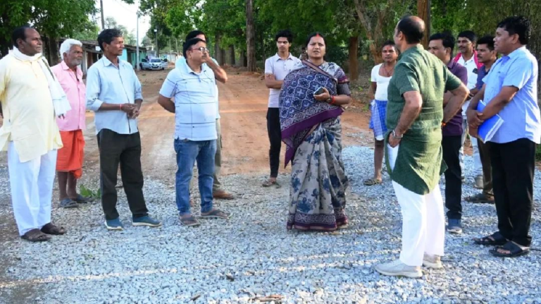 CG : समयसीमा और गुणवत्ता पर फोकस: मंत्री लक्ष्मी राजवाड़े ने सड़क निर्माण कार्य का किया निरीक्षण