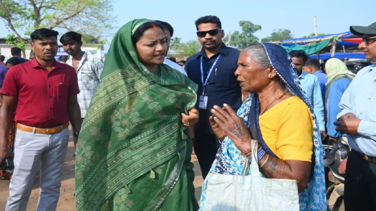 CG : सुशासन की जमीनी तस्वीर: सिलफिली बाजार में मंत्री लक्ष्मी राजवाड़े का औचक भ्रमण, आमजन से सीधा संवाद