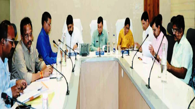 CG : प्रगतिरत विकास कार्याे को समय पर पूर्ण करें, अप्रारंभ कार्याे को शीघ्र प्रारंभ करायें: उद्योग मंत्री