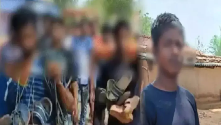 CG : जूते-चप्पल की माला पहनाकर 2 लड़कों को किया अपमानित, चोरी के आरोप में गली में घुमाया…
