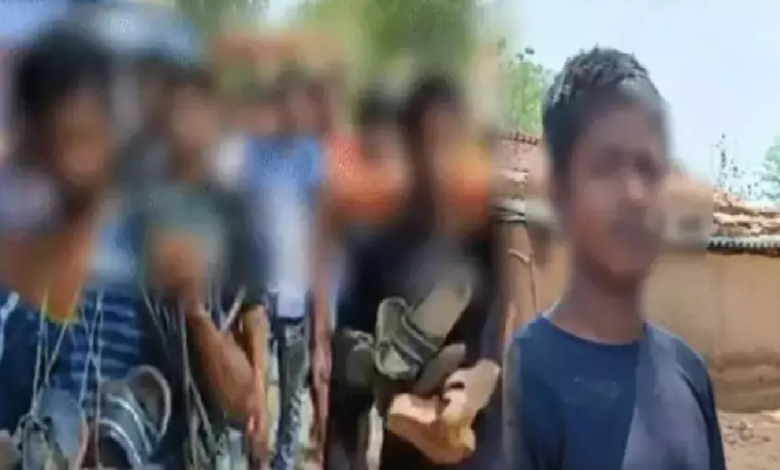 CG : जूते-चप्पल की माला पहनाकर 2 लड़कों को किया अपमानित, चोरी के आरोप में गली में घुमाया…