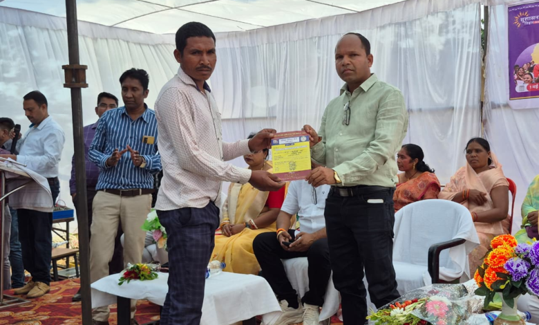 CG : सुशासन तिहार 2026: सिमड़ा शिविर में 5 हितग्राहियों को मिला जॉब कार्ड