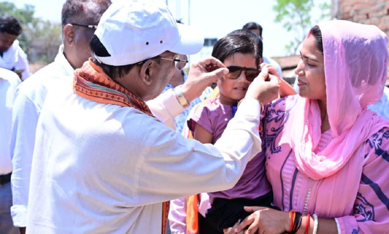 CG : गोद में उठाया, चश्मा पहनाया : भैंसामुड़ा में दिखा मुख्यमंत्री का आत्मीय रूप