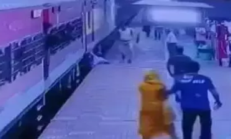CG : दुर्ग रेलवे स्टेशन में यात्री बाल-बाल बचा, RPF एएसआई बने देवदूत…