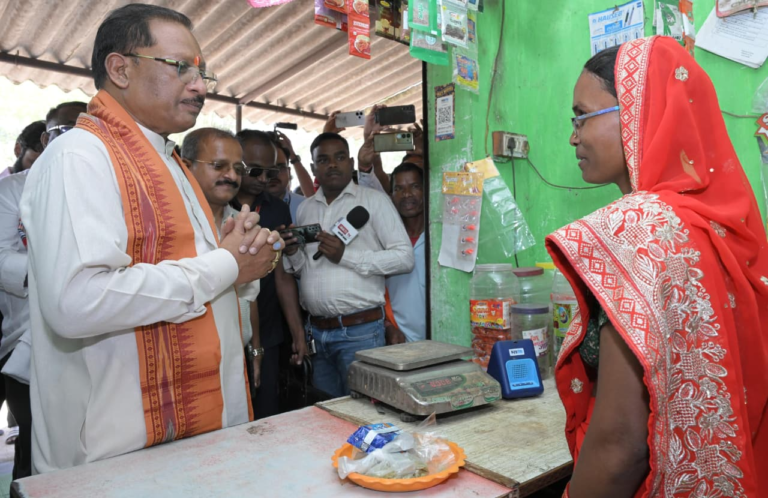 CG : सुशासन तिहार: मुख्यमंत्री साय पहुंचे ‘लखपति दीदी’ सुमिला की किराना दुकान : लौंग-इलायची से हुआ आत्मीय स्वागत