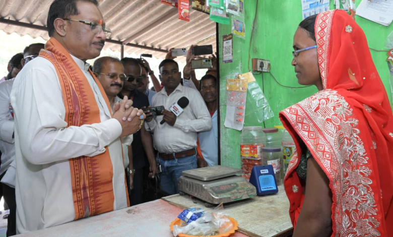 CG : सुशासन तिहार: मुख्यमंत्री साय पहुंचे ‘लखपति दीदी’ सुमिला की किराना दुकान : लौंग-इलायची से हुआ आत्मीय स्वागत