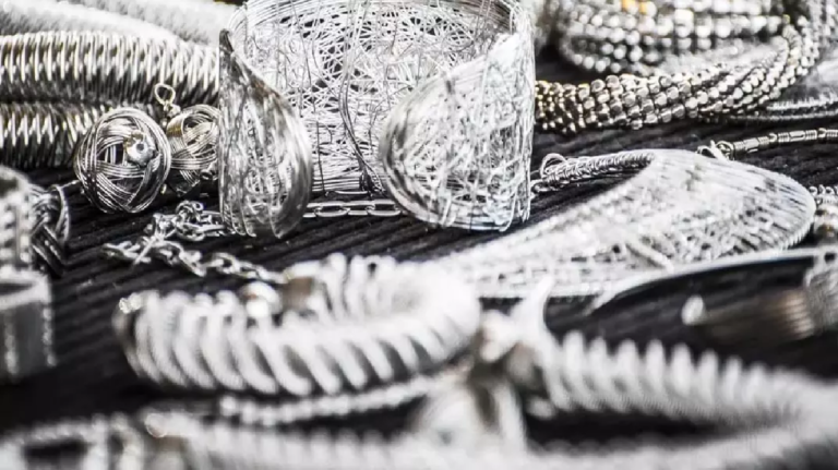 CG : कुरियर ब्वॉय से 45 लाख की चांदी रास्ते में गिरा, सराफा कारोबारी के उड़े होश…