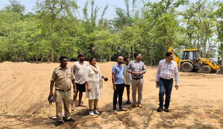 राजनांदगांव : ऑक्सीजोन में जप्त 54 ट्रेक्टर-ट्रॉली रेत को पुन: शिवनाथ नदी में डाला गया