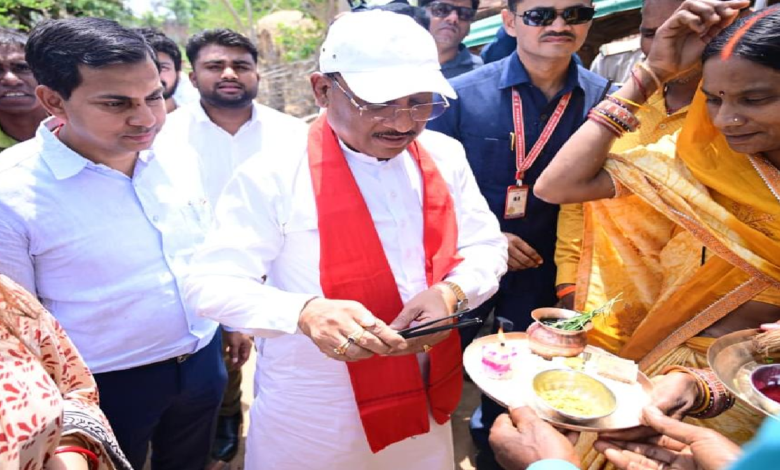 एक ग्रामीण का न्योता, मुख्यमंत्री का अपनापन - प्रधानमंत्री आवास से साकार हुआ सपना, मुख्यमंत्री ने कराया गृह प्रवेश