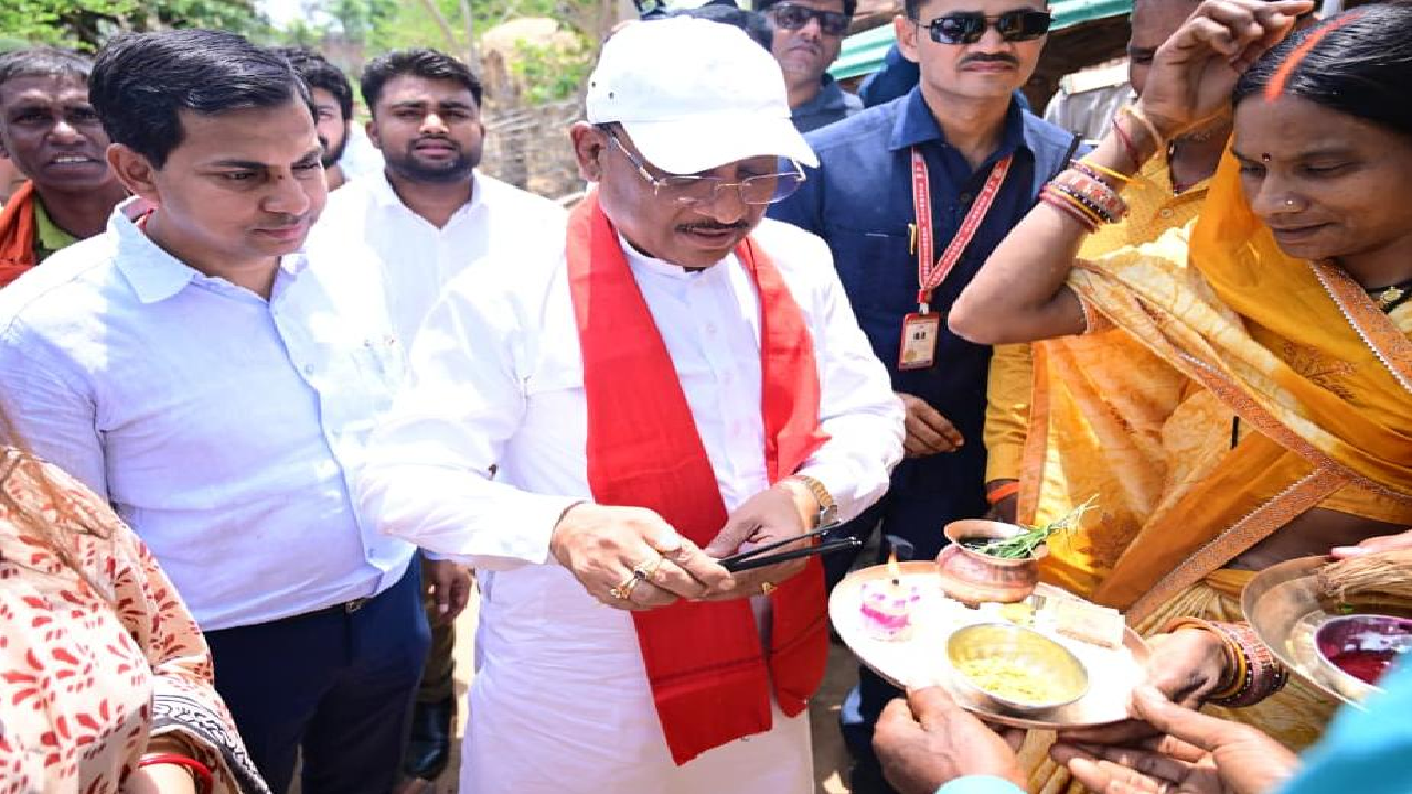 CG : एक ग्रामीण का न्योता, मुख्यमंत्री का अपनापन – प्रधानमंत्री आवास से साकार हुआ सपना, मुख्यमंत्री ने कराया गृह प्रवेश …