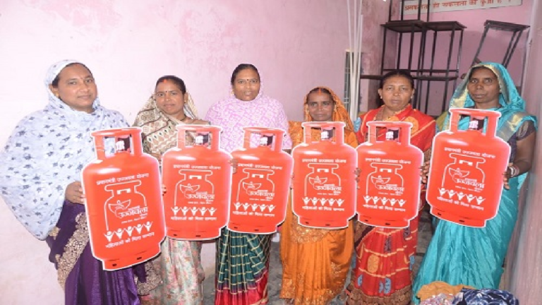 CG : सुशासन तिहार : लकड़ी के चूल्हे से मिली मुक्ति, उज्ज्वला योजना से घर-घर पहुंची गैस …