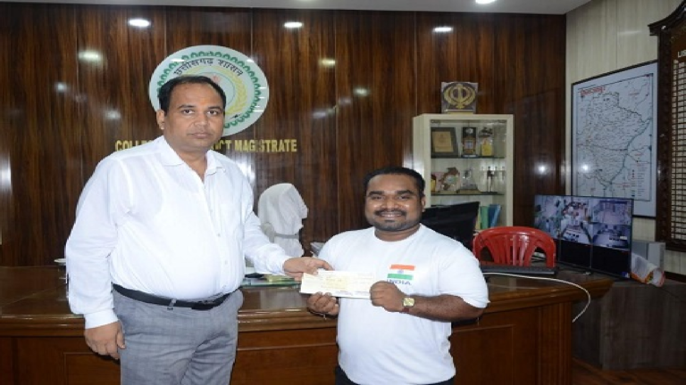 CG : कलेक्टर ने पावर लिफ्टर किशन को दी 10 हजार रुपए की आर्थिक सहायता …
