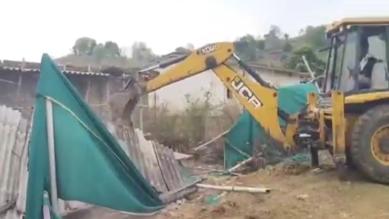 CG : अंबिकापुर में रिजर्व फॉरेस्ट पर चला बुलडोजर, 200 एकड़ वनभूमि से हटाया जा रहा अवैध कब्जा …