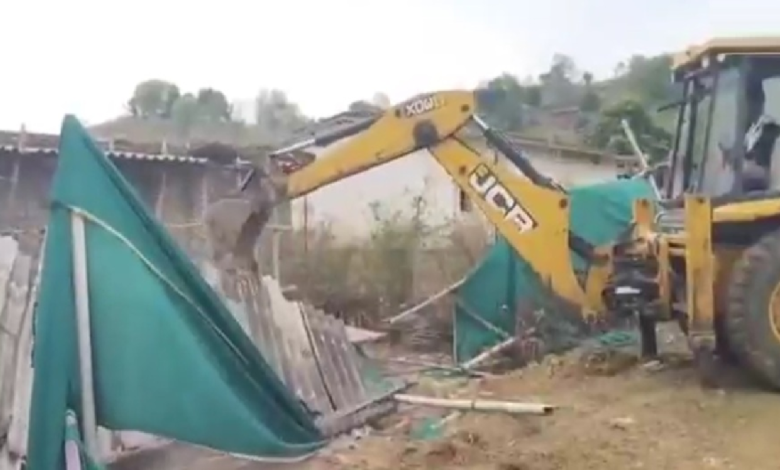 CG : अंबिकापुर में रिजर्व फॉरेस्ट पर चला बुलडोजर, 200 एकड़ वनभूमि से हटाया जा रहा अवैध कब्जा …