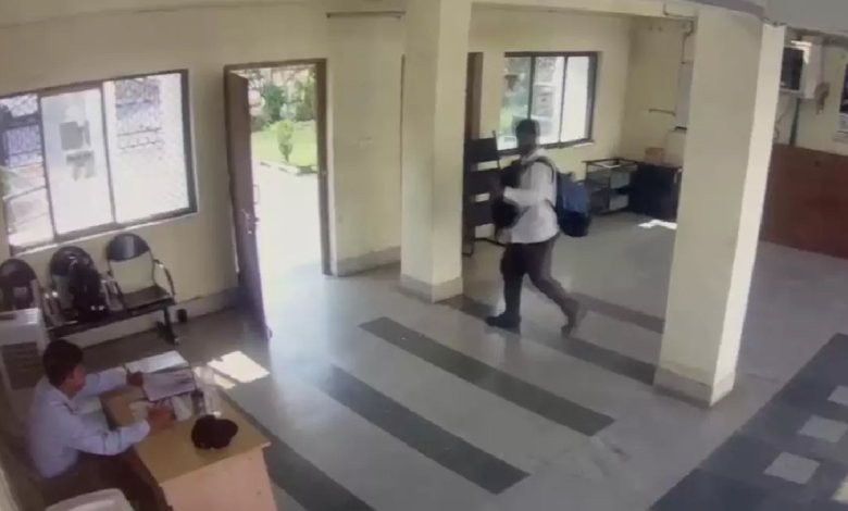 CG : हॉस्टल से 15 लैपटॉप चोरी, CCTV में नजर आया चोर, तलाश कर रही पुलिस …