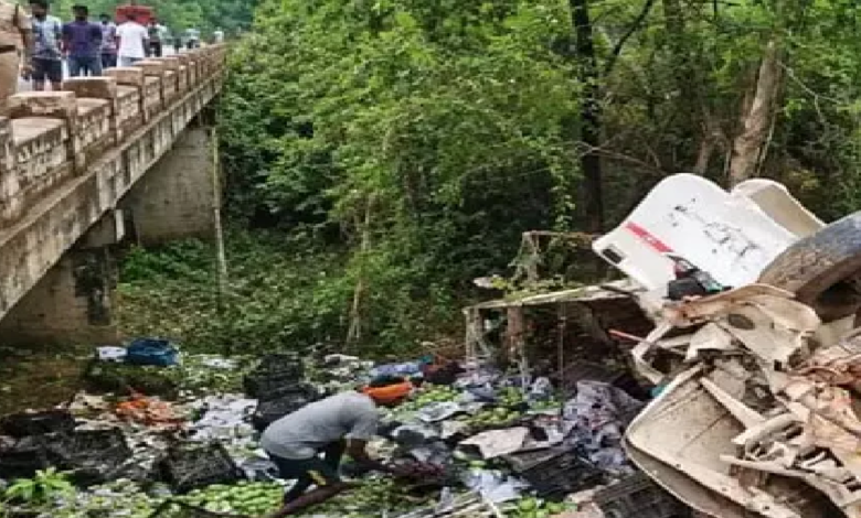 CG : आम परिवहन गाड़ी पुलिया से गिरी, ड्राइवर की मौत …