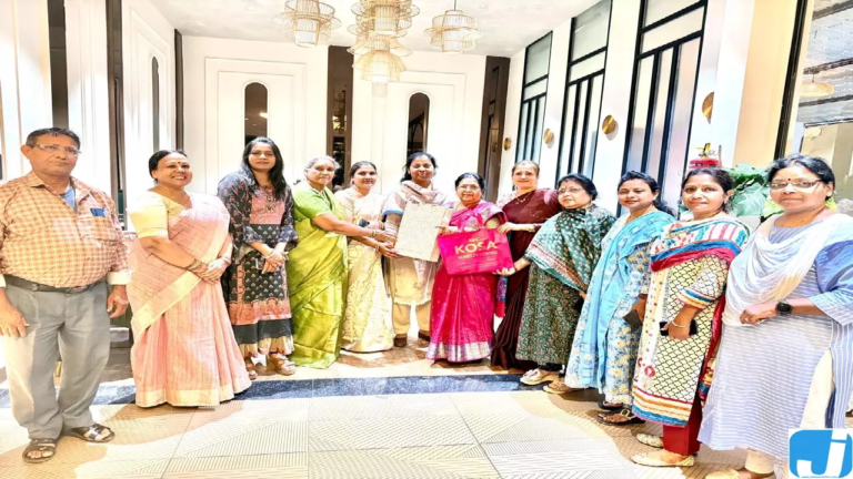 CG : ‘प्रोजेक्ट वंदन’ के तहत कलेक्टर डॉ. गौरव सिंह ने शाल-श्रीफल से किया सम्मानित …