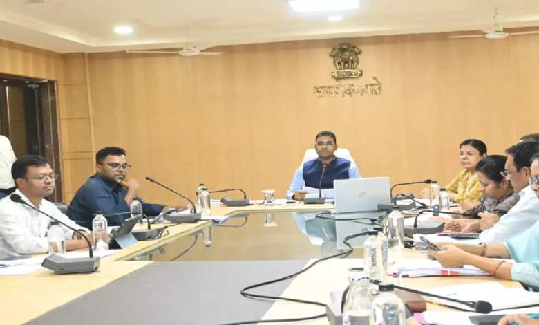 CG : विशेष अभियान चलाकर लंबित आवेदनों का करें निराकरण : कलेक्टर …