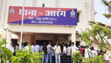 CG : थाने के सामने युवक के साथ गोल्डी शर्मा की गुंडई, आरंग पुलिस स्टेशन को सतनामी समाज ने घेरा …