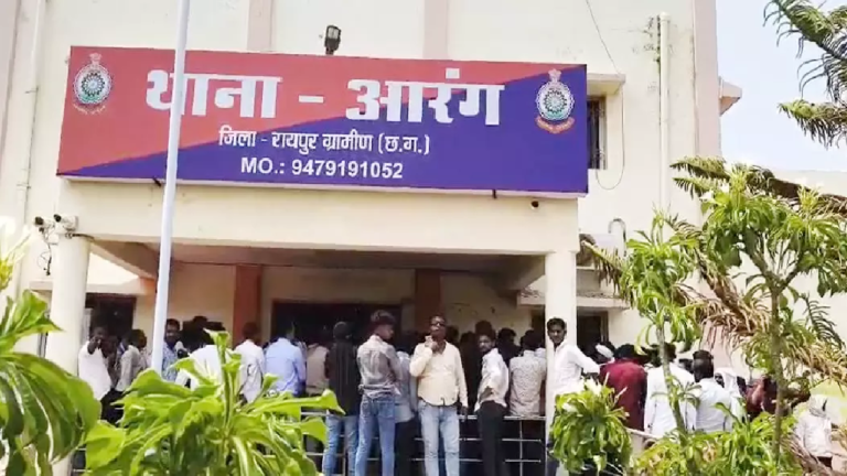 CG : थाने के सामने युवक के साथ गोल्डी शर्मा की गुंडई, आरंग पुलिस स्टेशन को सतनामी समाज ने घेरा …
