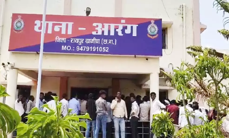 CG : थाने के सामने युवक के साथ गोल्डी शर्मा की गुंडई, आरंग पुलिस स्टेशन को सतनामी समाज ने घेरा …