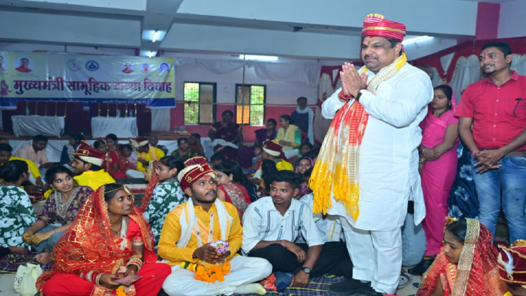 CG : मुख्यमंत्री कन्या विवाह में शामिल हुए शिक्षा मंत्री, नवदंपत्तियों को दिया आशीर्वाद …