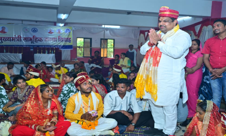 CG : मुख्यमंत्री कन्या विवाह में शामिल हुए शिक्षा मंत्री, नवदंपत्तियों को दिया आशीर्वाद …