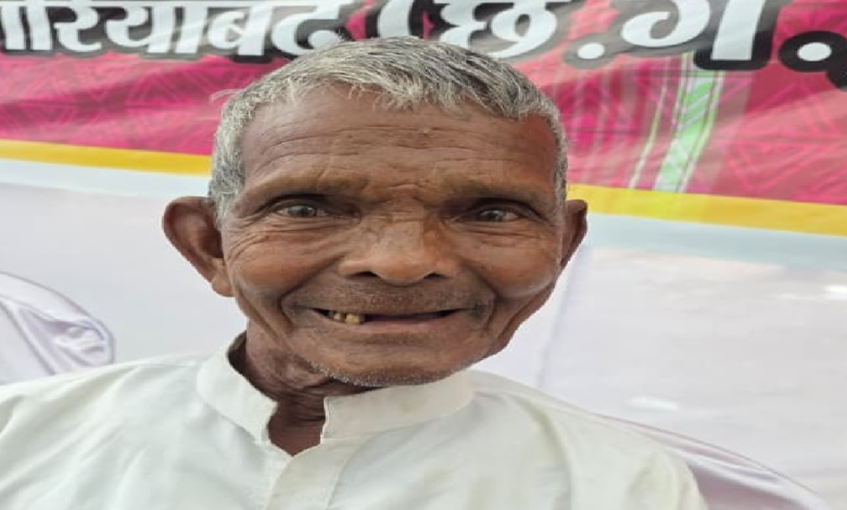 CG : रामभरोसा ने बच्चों की शिक्षा के लिए दो एकड़ निजी भूमि स्कूल और छात्रावास (आश्रम) निर्माण के लिए किया था दान …