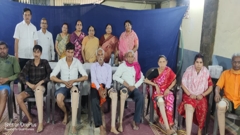 CG : 11 दिव्यांगों को मिले जयपुर पैर, परिवार के साथ लिया व्यसन मुक्ति का संकल्प …