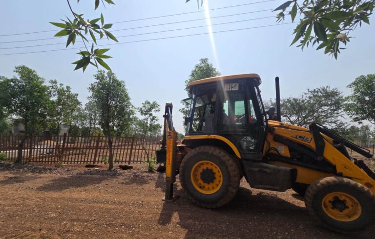 Rajnandgaon: ग्राम मनगट्टा में अवैध प्लाटिंग पर आज सुबह प्रशासन ने चलाया बुलडोजर