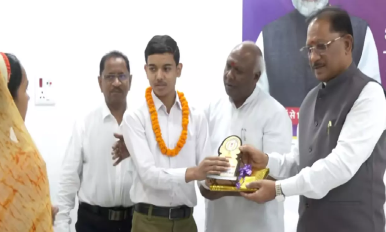 CG : CM साय ने मेधावी छात्र-छात्राओं का किया सम्मान …