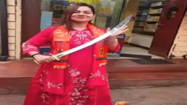 CG : शिक्षिका ने तलवार के साथ रील्स बनाकर रायपुर पुलिस को दी चुनौती, वीडियो वायरल …