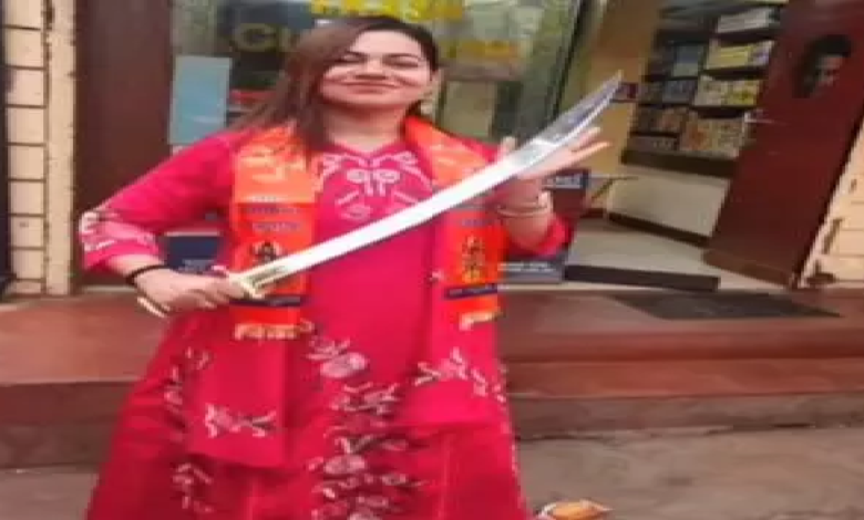 CG : शिक्षिका ने तलवार के साथ रील्स बनाकर रायपुर पुलिस को दी चुनौती, वीडियो वायरल …